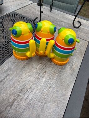 Melissa & Doug Bright Yellow Striped Wind-Up Robot Trio